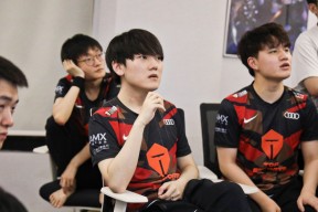 AYX-JackeyLove在日本队比赛中逆转，问鼎冠军引发热议！的简单介绍