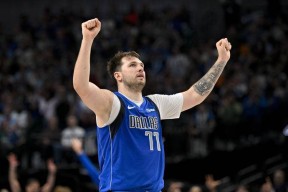 AYX- 东契奇重返赛场，持续失利首场状态出色，篮网观众沸腾！赛场气氛高涨